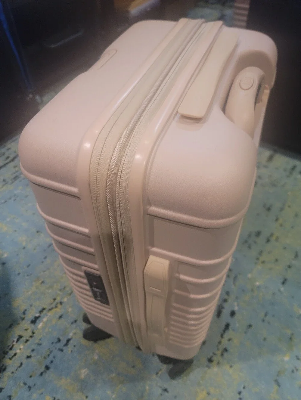 DEFECTS (ONE ZIPPER MISSING ) BEIS BEIGE CARRY-ON 22
